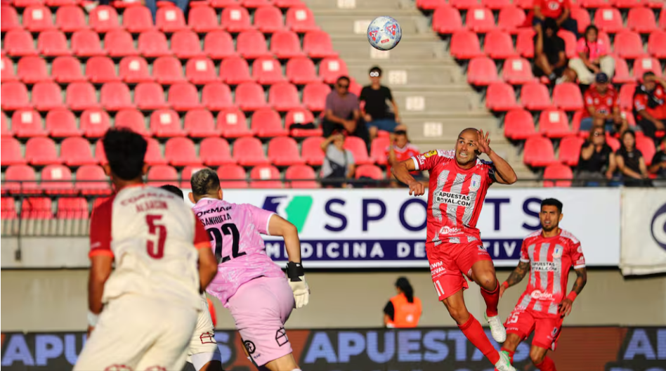 Unión La Calera remontó en los minutos finales y derrotó 2-1 a Deportes La Serena en el estadio Nicolás Chahuán, resultado que lo deja en la cima del Grupo D de la Copa de la Liga.