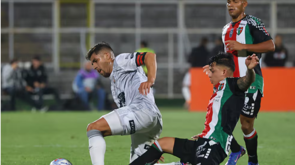 Deportes Limache cayó 1-0 ante Palestino en un partido marcado por un gol anulado y un penal en contra, perdiendo la oportunidad de quedar como líder del campeonato.