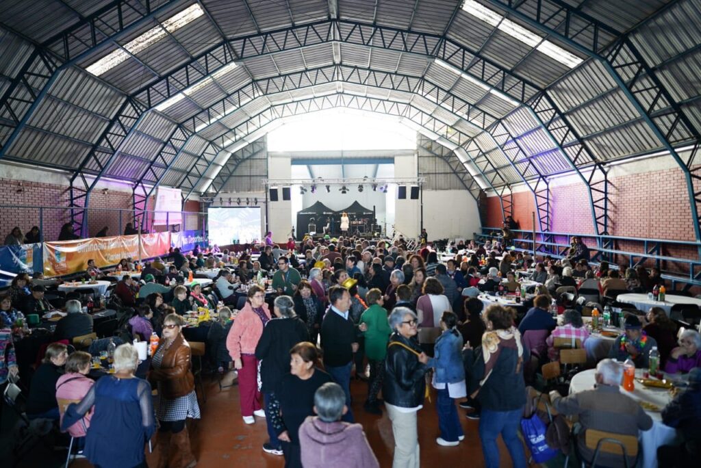 La Calera realizará un malón para personas mayores este 10 de abril en el Gimnasio Municipal de Artificio, con música en vivo, baile, premios y buses de acercamiento para los asistentes.