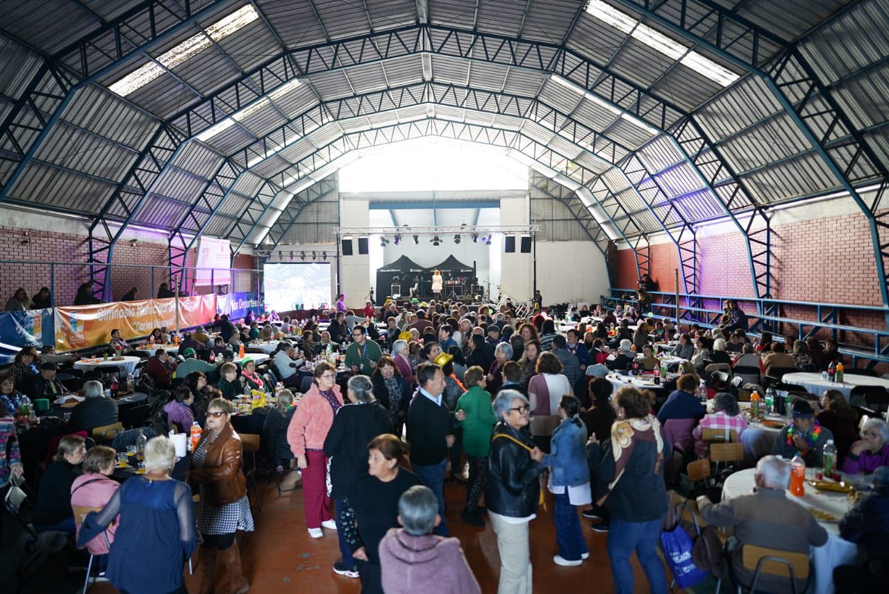 La Calera realizará un malón para personas mayores este 10 de abril en el Gimnasio Municipal de Artificio, con música en vivo, baile, premios y buses de acercamiento para los asistentes.