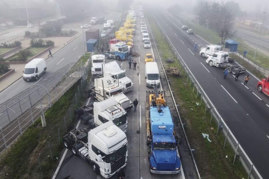 Camioneros de la región de Valparaíso anunciaron movilizaciones tras la nueva alza de combustibles y criticaron la falta de apoyo del Gobierno ante el aumento de costos.