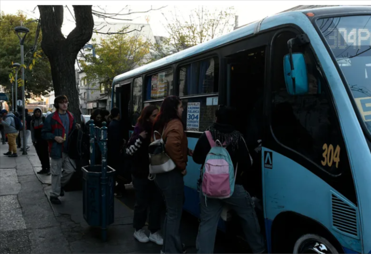 Seremi de Transportes asegura que existen recursos para pagar la deuda que originó el paro de micros en Valparaíso y apunta a la gestión anterior.