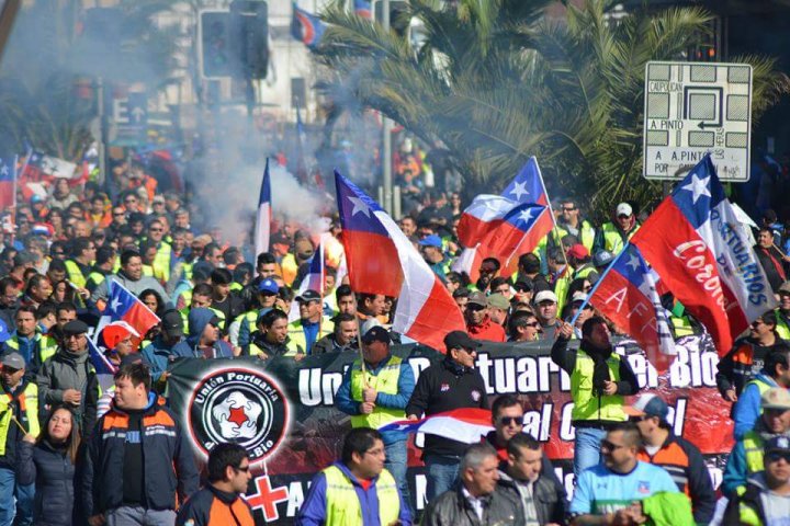 Trabajadores portuarios de Chile se declaran en estado de alerta y advierten un posible paro nacional, acusando falta de diálogo y respuestas del Gobierno a sus demandas.