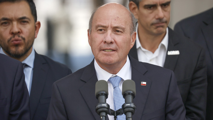 El ministro de Hacienda Jorge Quiroz acusó maquillaje en las cifras fiscales heredadas del gobierno anterior y desató una nueva polémica política.