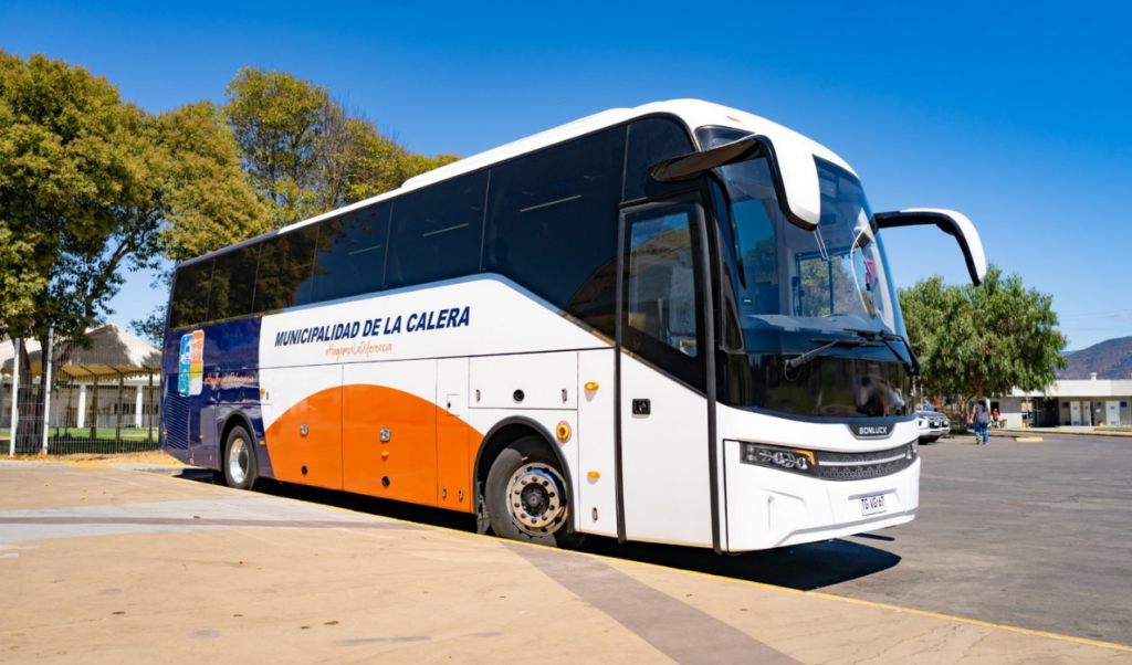 La Calera inició un servicio gratuito de transporte para estudiantes que viajan diariamente hacia Viña del Mar y Valparaíso para cursar educación superior.
