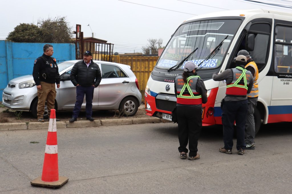 Más de 4 mil vecinos de Quintero se vieron afectados tras el cambio de recorridos de buses Trans Rural, situación que motivó fiscalizaciones del municipio y Transportes.