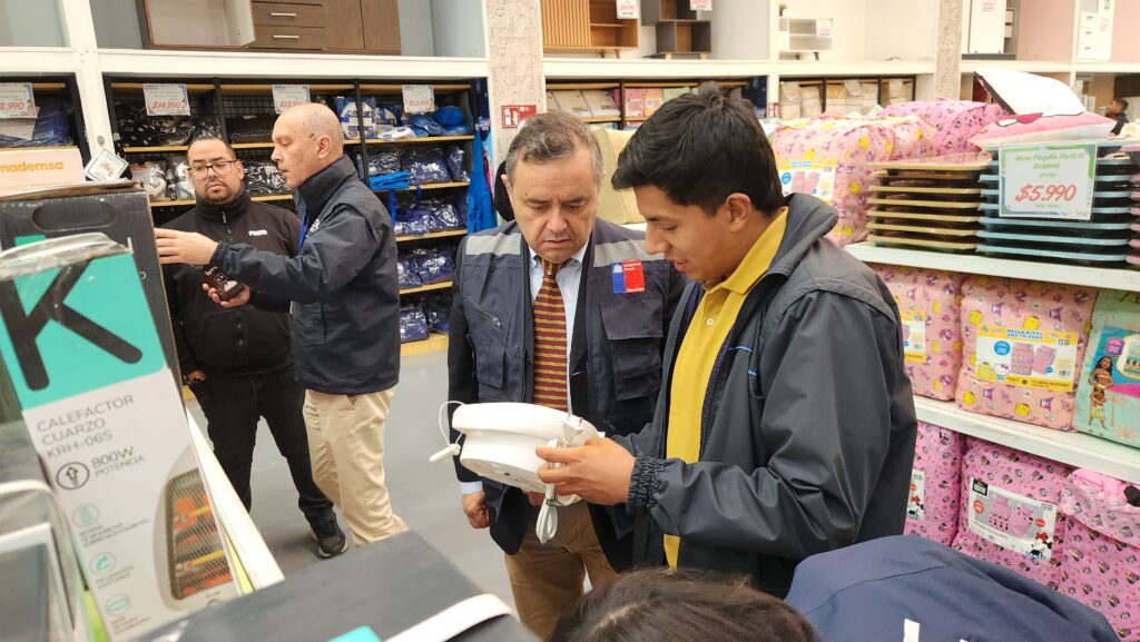 Fiscalizan popular tienda de Valparaíso por venta de calefactores sin certificación SEC y ordenan retiro de productos irregulares.