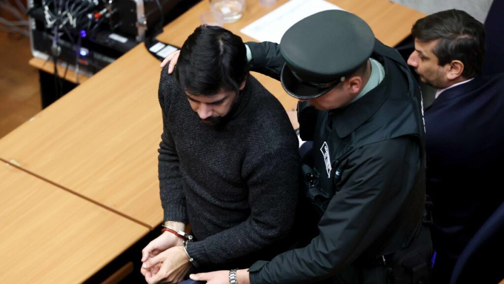 Joaquín Lavín León quedó en prisión preventiva tras ser formalizado por fraude al fisco, tráfico de influencias y uso de facturas falsas en una causa que supera los $104 millones.