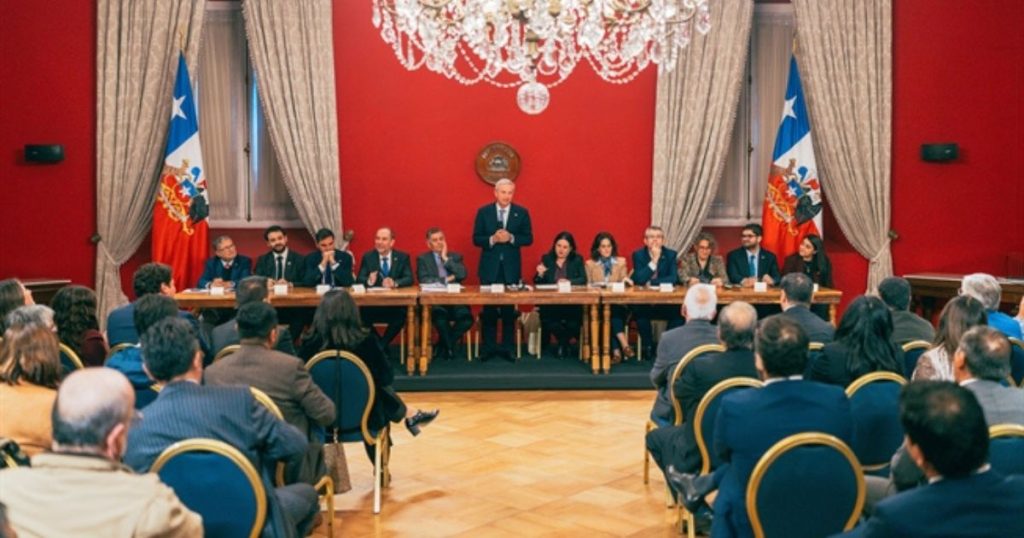 Alcaldes de oposición criticaron al presidente José Antonio Kast tras una extensa reunión en La Moneda, acusando falta de diálogo y ausencia de respuestas concretas.