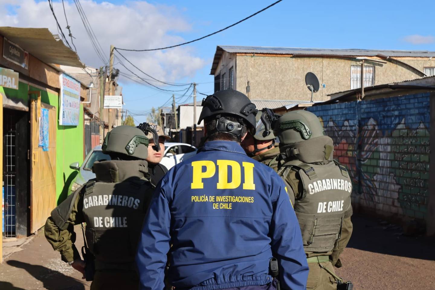 Un megaoperativo entre Carabineros y la PDI dejó 459 detenidos, armas y droga incautada en Valparaíso y otras seis regiones del país.