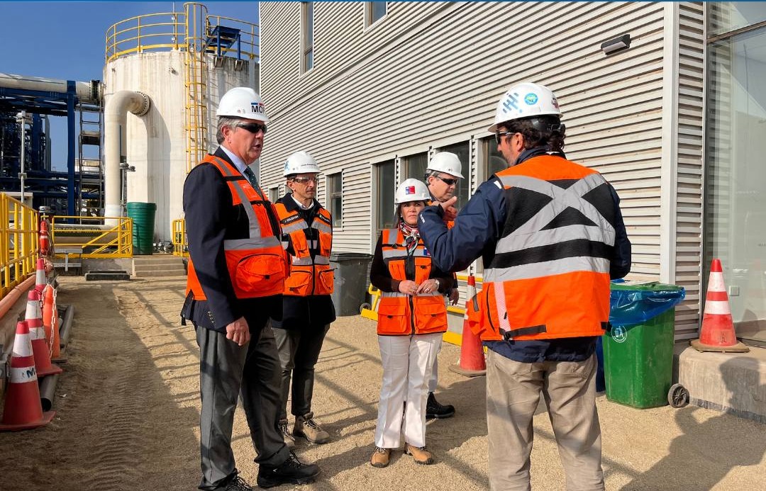 Autoridades visitaron la planta desalinizadora de Puchuncaví y destacaron el proyecto como una solución clave frente a la crisis hídrica en Chile.