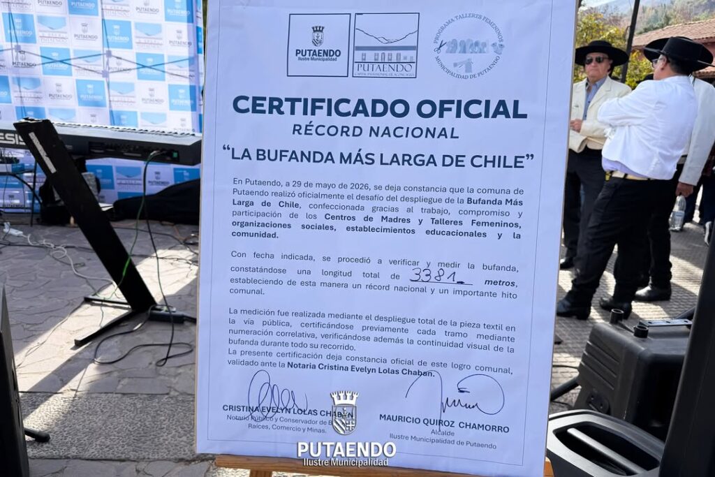 Putaendo creó la bufanda más larga de Chile con 3.381 metros tejidos por cientos de mujeres en el marco del Día del Patrimonio.