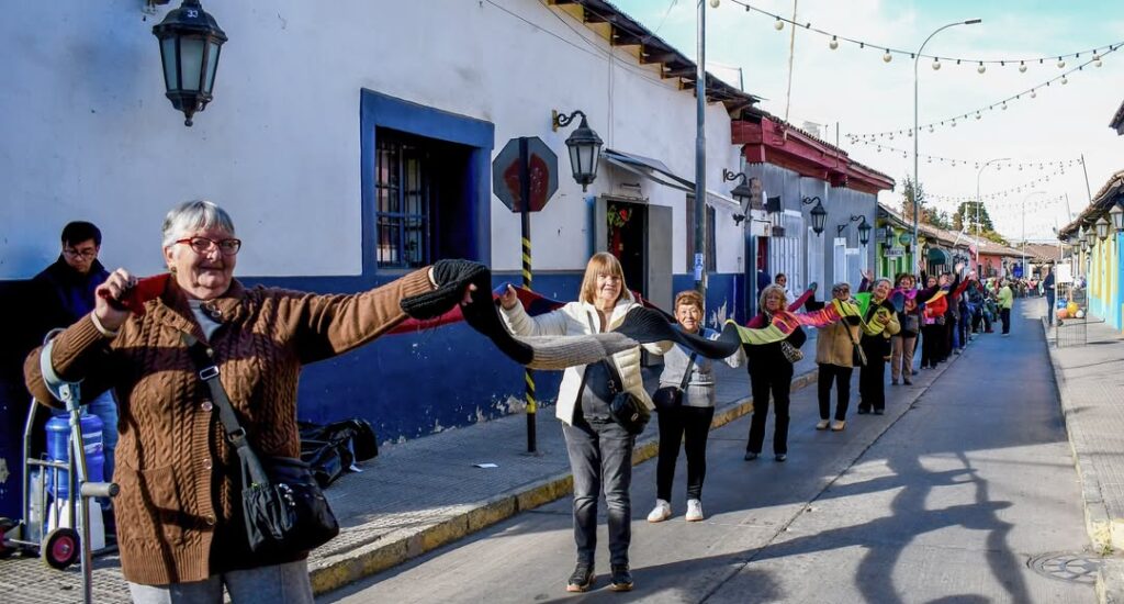 Putaendo creó la bufanda más larga de Chile con 3.381 metros tejidos por cientos de mujeres en el marco del Día del Patrimonio.