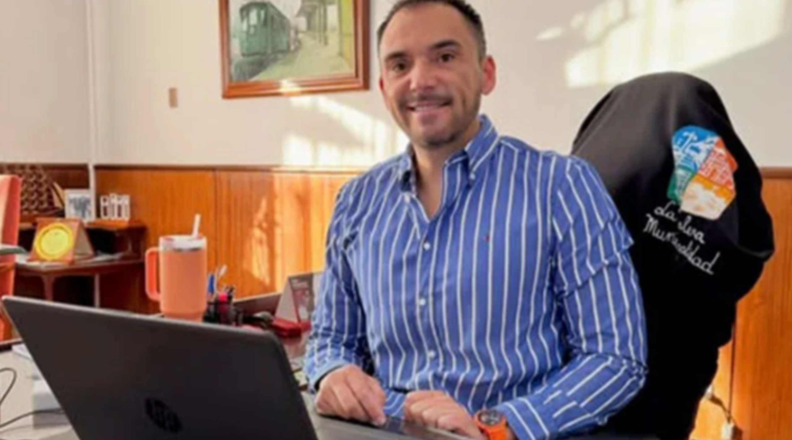 El alcalde de La Calera, Johnny Piraíno, quedó con arraigo nacional y firma mensual tras ser formalizado por presunto fraude al Fisco en una investigación por uso de maquinaria municipal.