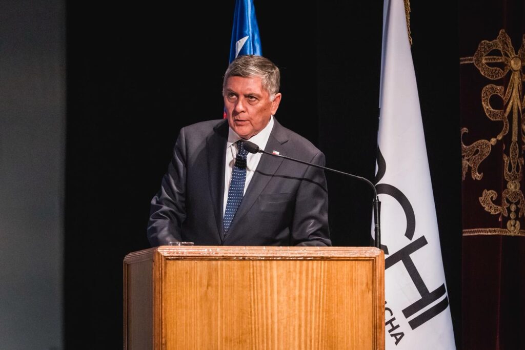 El ministro Claudio Alvarado abordó las irregularidades detectadas en el ingreso de menores haitianos a Chile y aseguró que se deberán esperar las conclusiones de Contraloría para establecer responsabilidades.
