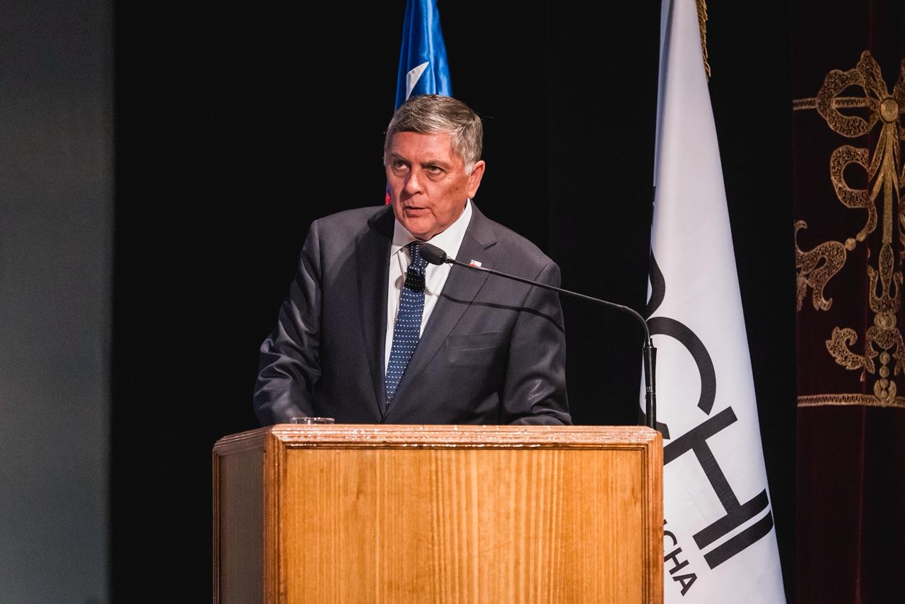 El ministro Claudio Alvarado abordó las irregularidades detectadas en el ingreso de menores haitianos a Chile y aseguró que se deberán esperar las conclusiones de Contraloría para establecer responsabilidades.