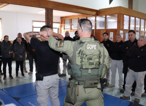 Equipos de Seguridad Pública e inspectores de Quintero y Puchuncaví participaron en una capacitación de Carabineros para implementar la nueva Ley de Seguridad Municipal.