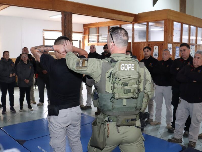 Equipos de Seguridad Pública e inspectores de Quintero y Puchuncaví participaron en una capacitación de Carabineros para implementar la nueva Ley de Seguridad Municipal.