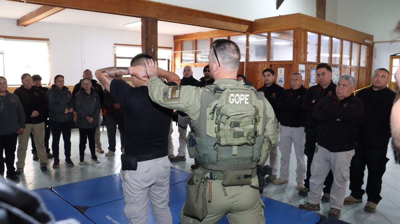 Equipos de Seguridad Pública e inspectores de Quintero y Puchuncaví participaron en una capacitación de Carabineros para implementar la nueva Ley de Seguridad Municipal.