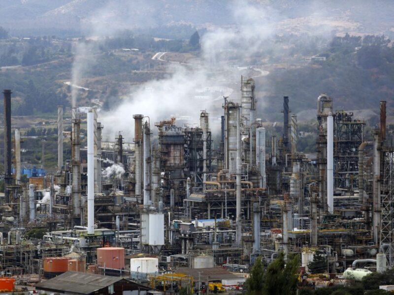 ENAP reconoció haber entregado datos erróneos sobre emisiones ambientales en Concón, Quintero y Puchuncaví. El caso es investigado por la Superintendencia del Medio Ambiente.