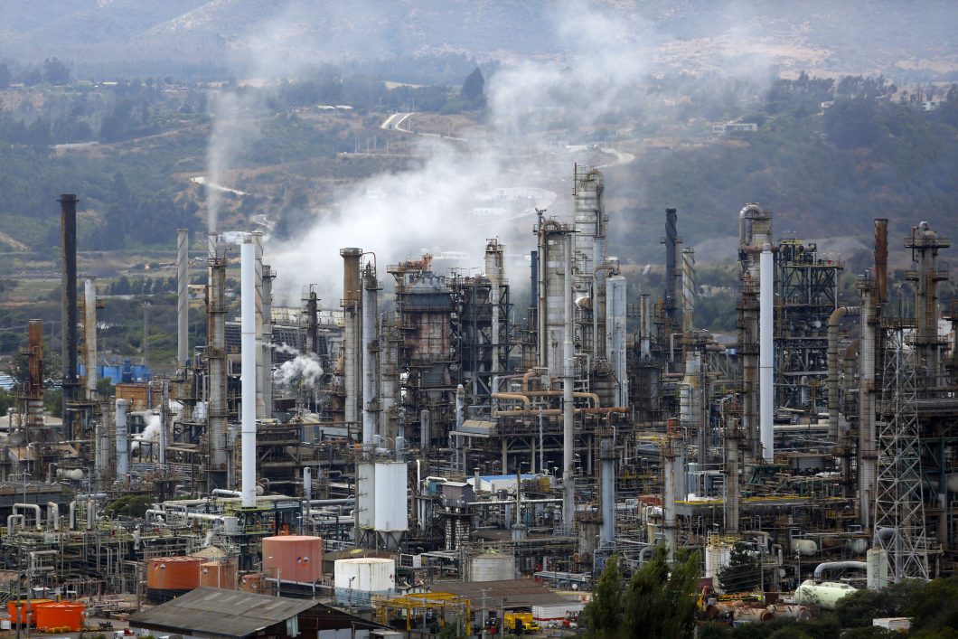 ENAP reconoció haber entregado datos erróneos sobre emisiones ambientales en Concón, Quintero y Puchuncaví. El caso es investigado por la Superintendencia del Medio Ambiente.