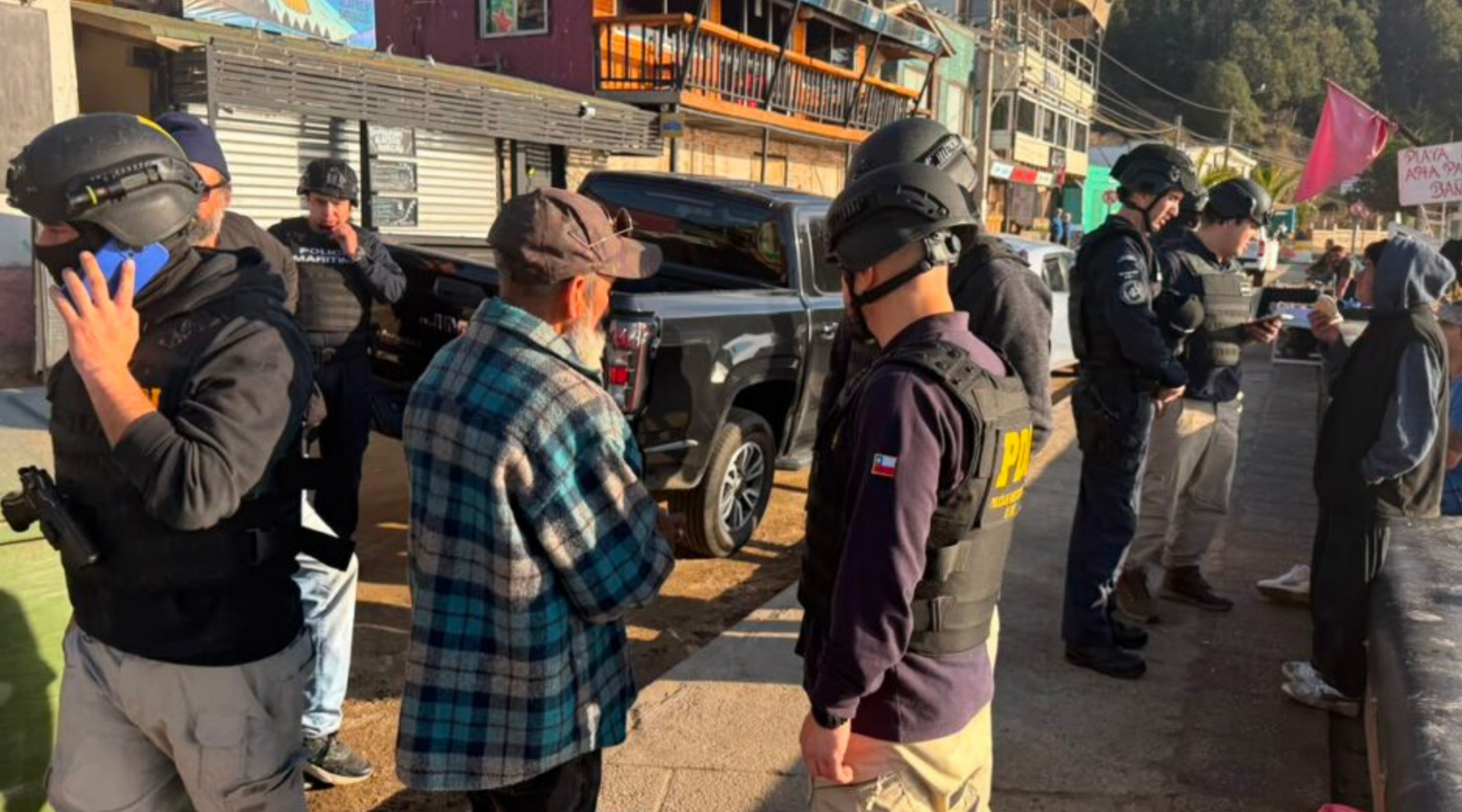 Un operativo de la PDI en Quintero junto a la Armada dejó seis extranjeros denunciados por situación migratoria irregular y dos personas detenidas por órdenes vigentes.
