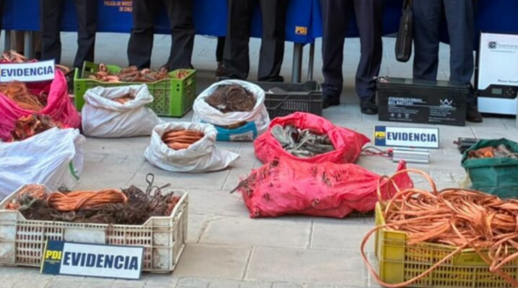 La PDI detuvo a 20 personas acusadas de integrar una banda dedicada al robo de baterías de litio, cobre y equipos tecnológicos en Los Andes y San Felipe. El perjuicio supera los $744 millones.
