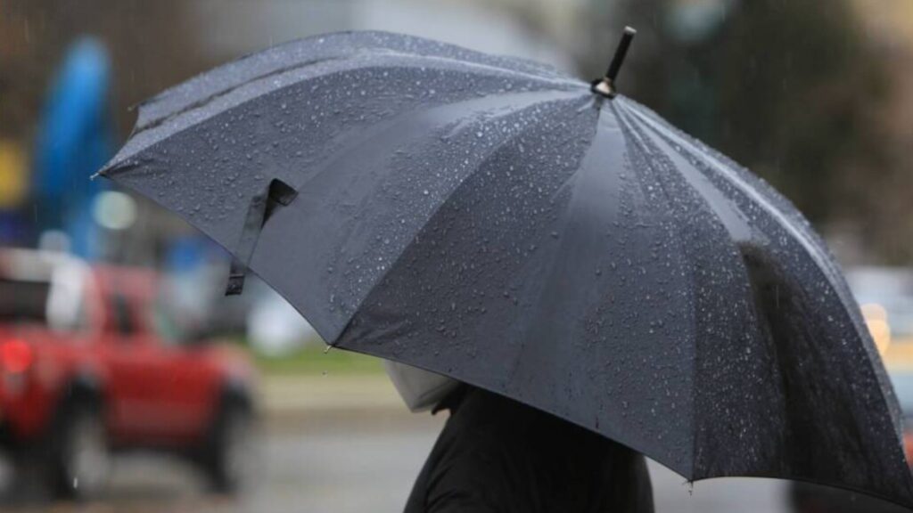 Un sistema frontal en la Región de Valparaíso dejará lluvias, viento y bajas temperaturas durante esta semana. Además, se prevé un nuevo frente para el fin de semana.