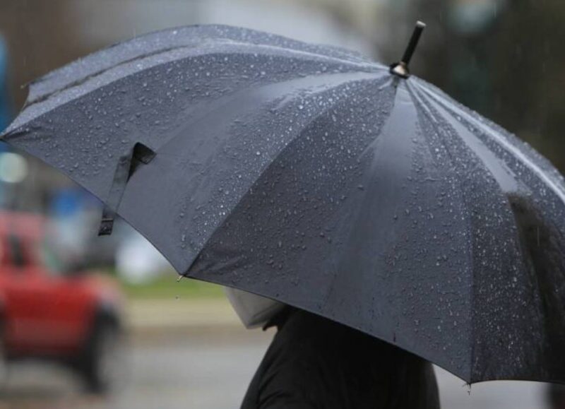 Un sistema frontal en la Región de Valparaíso dejará lluvias, viento y bajas temperaturas durante esta semana. Además, se prevé un nuevo frente para el fin de semana.