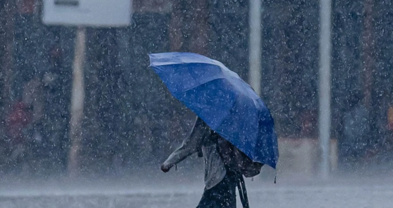 El sistema frontal en Valparaíso comenzó a dejar lluvias en distintos puntos de la región. Meteorología anticipa mejora en las condiciones durante los próximos días.