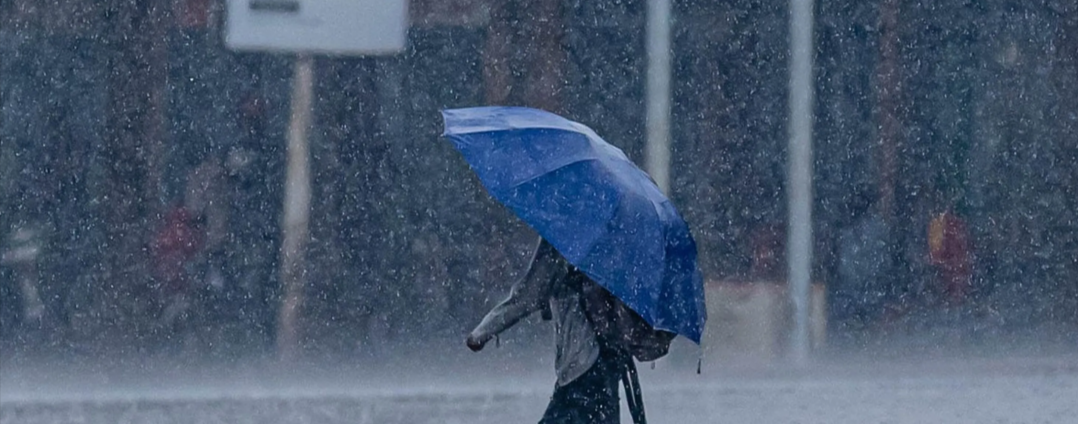 El sistema frontal en Valparaíso comenzó a dejar lluvias en distintos puntos de la región. Meteorología anticipa mejora en las condiciones durante los próximos días.