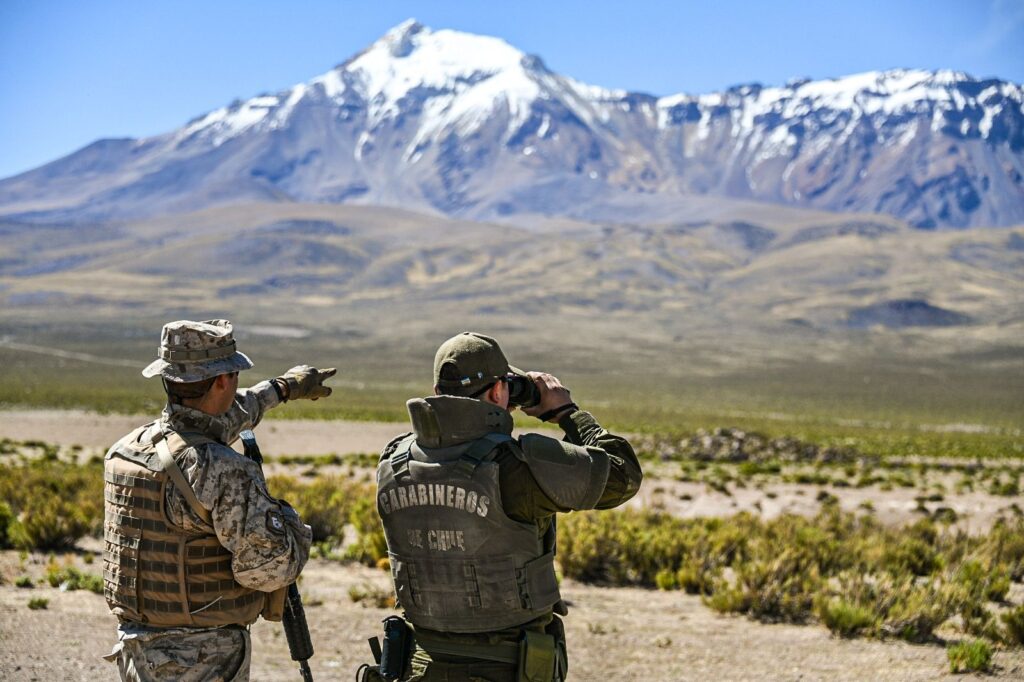 Cinco militares bolivianos fueron detenidos en Colchane tras ingresar ilegalmente a Chile. Las autoridades incautaron armas, municiones y un vehículo militar durante el operativo.