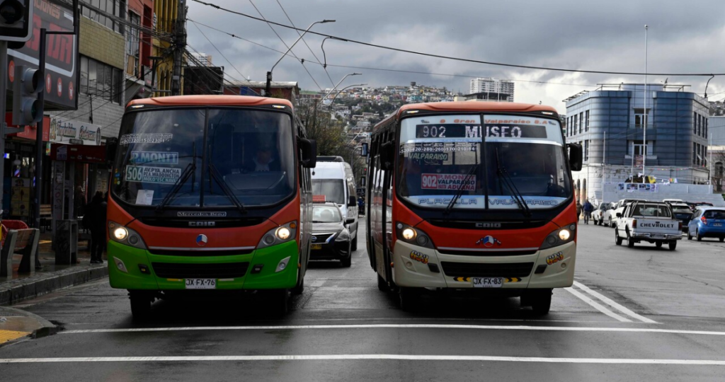 Conductores de la locomoción colectiva evalúan un nuevo paro de micreros en Valparaíso debido a retrasos en el pago de subvenciones comprometidas por el Estado.