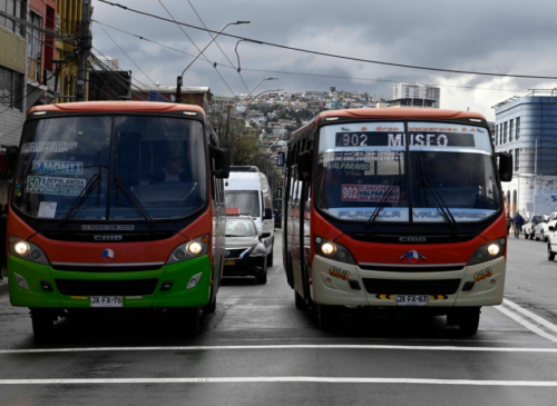 Conductores de la locomoción colectiva evalúan un nuevo paro de micreros en Valparaíso debido a retrasos en el pago de subvenciones comprometidas por el Estado.