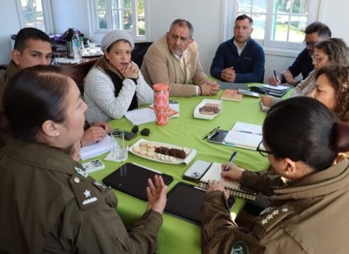 Municipalidad de Quintero y Carabineros reforzaron su coordinación para proteger a niños, niñas, adolescentes y víctimas de violencia mediante el Programa de Seguridad Integrada 24 Horas.