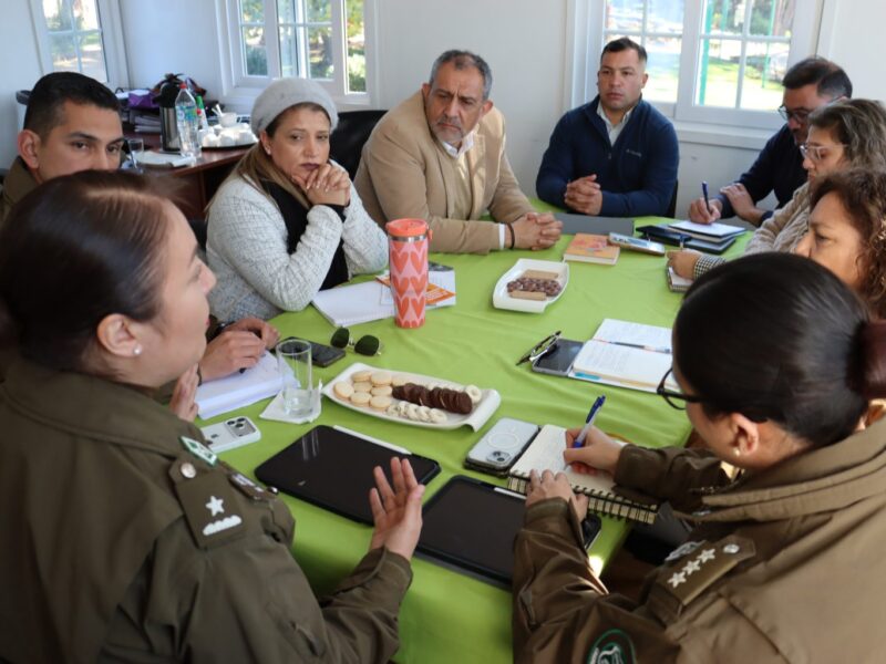 Municipalidad de Quintero y Carabineros reforzaron su coordinación para proteger a niños, niñas, adolescentes y víctimas de violencia mediante el Programa de Seguridad Integrada 24 Horas.