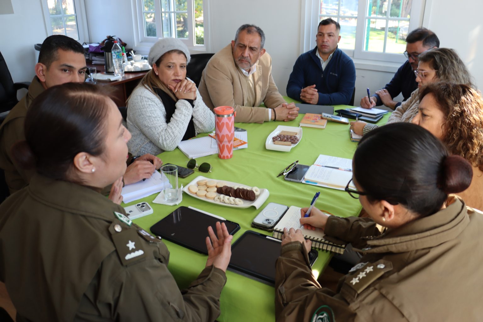 Municipalidad de Quintero y Carabineros reforzaron su coordinación para proteger a niños, niñas, adolescentes y víctimas de violencia mediante el Programa de Seguridad Integrada 24 Horas.