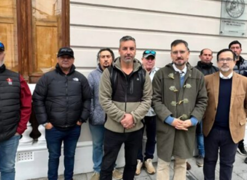 Pescadores de Bahía Narau denunciaron ante Contraloría presuntas trabas para la planta procesadora de jibia en Puchuncaví y apuntan al alcalde Marcos Morales.