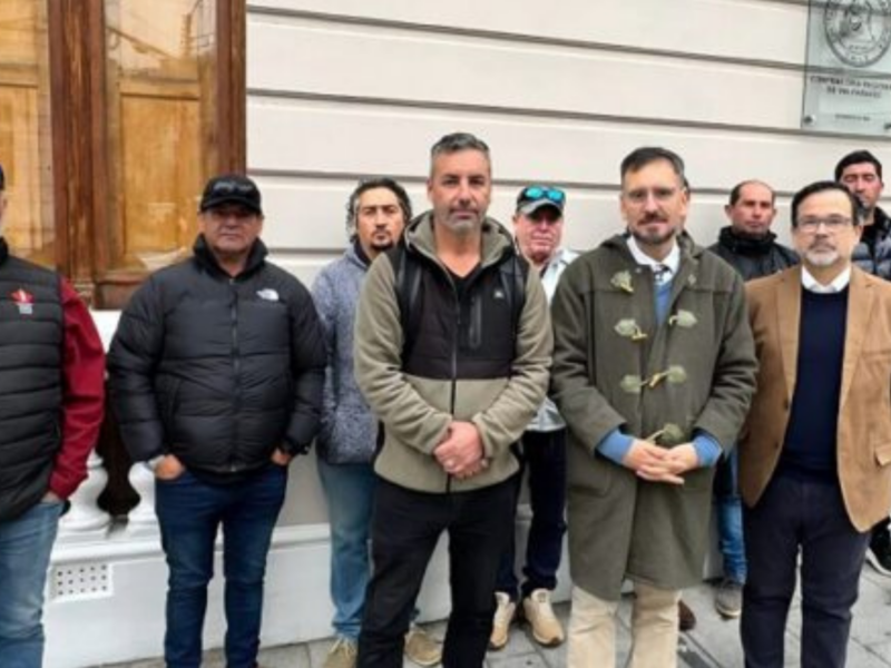 Pescadores de Bahía Narau denunciaron ante Contraloría presuntas trabas para la planta procesadora de jibia en Puchuncaví y apuntan al alcalde Marcos Morales.