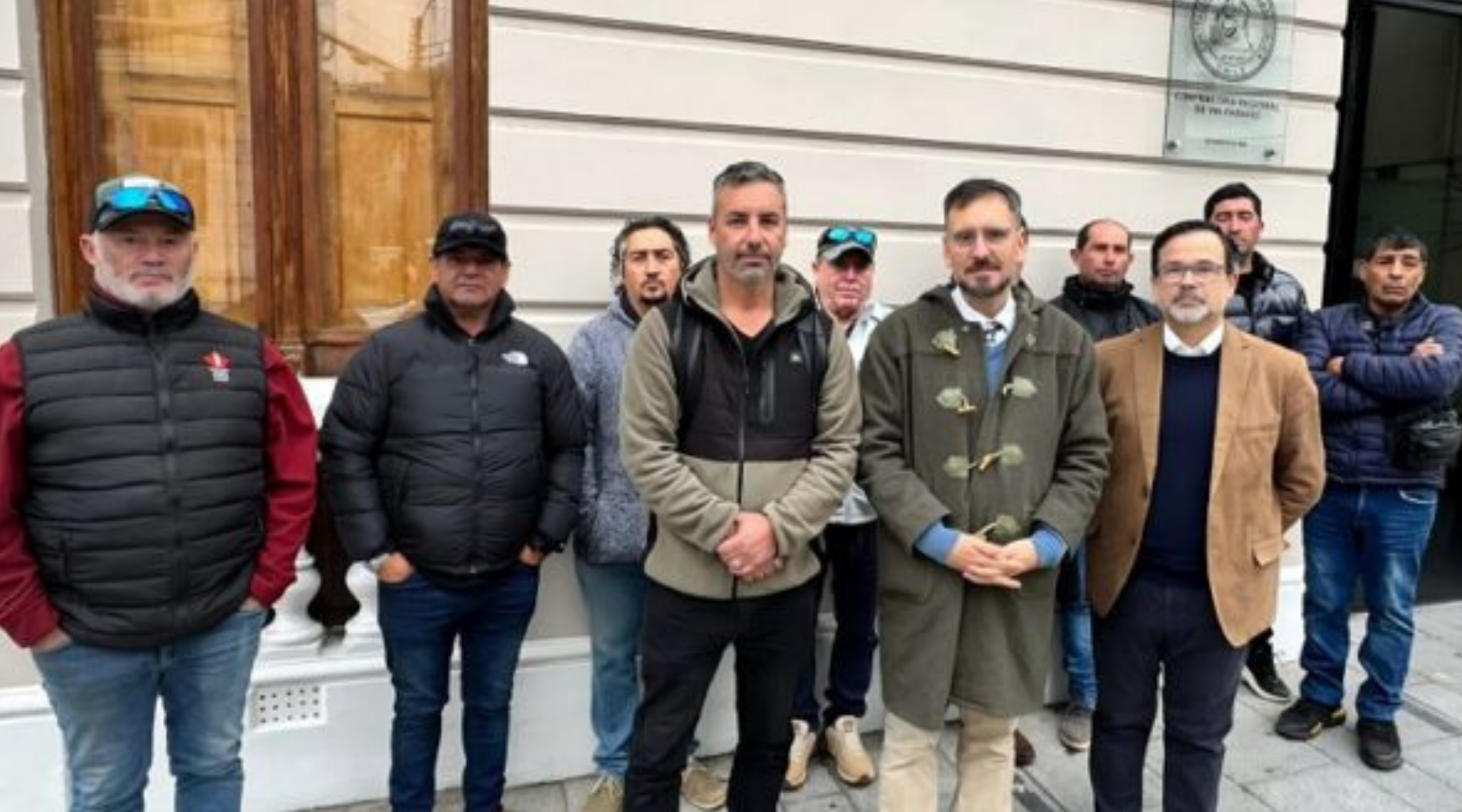Pescadores de Bahía Narau denunciaron ante Contraloría presuntas trabas para la planta procesadora de jibia en Puchuncaví y apuntan al alcalde Marcos Morales.
