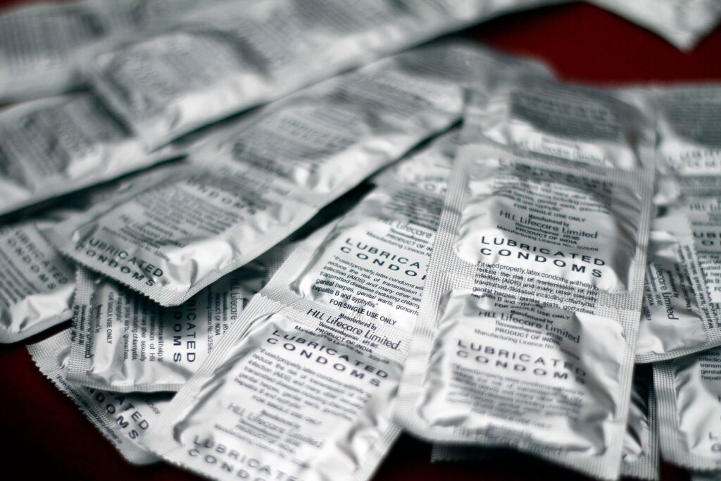 Sernac advierte sobre 15 marcas de condones sin certificación sanitaria y llama a suspender su uso por riesgos para la seguridad y protección de los usuarios.