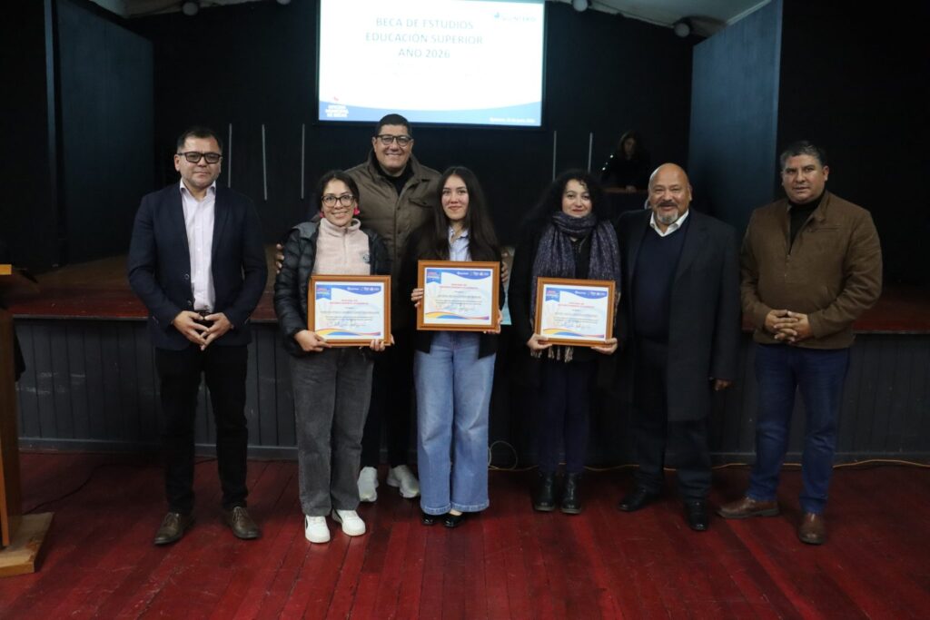 La Municipalidad de Quintero entregó 692 becas municipales de educación superior, con una inversión superior a los $110 millones para apoyar a estudiantes de la comuna.