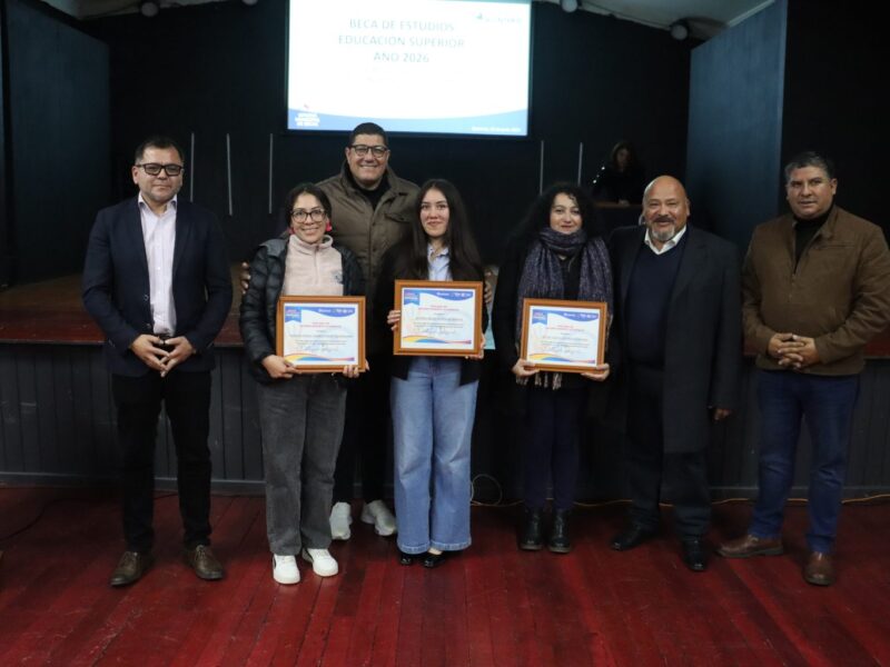 La Municipalidad de Quintero entregó 692 becas municipales de educación superior, con una inversión superior a los $110 millones para apoyar a estudiantes de la comuna.