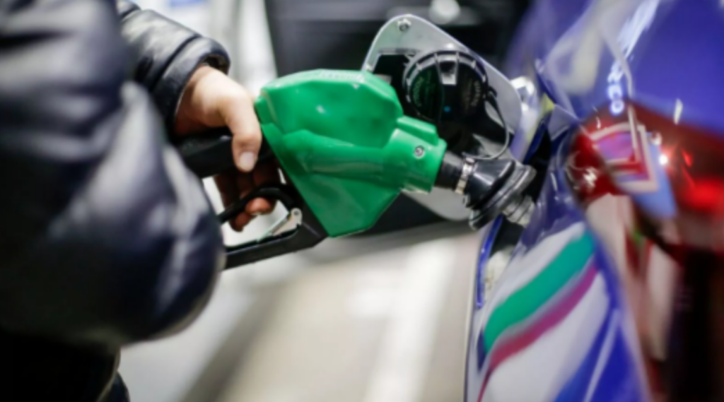 El ministro Jorge Quiroz aseguró que el Gobierno analiza una eventual alza de las bencinas ante el aumento del precio internacional del petróleo y llamó a actuar con mesura mientras continúa el monitoreo del mercado.