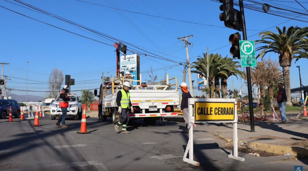 La calle Bulnes de Quillota presenta desvíos de tránsito por trabajos de reparación de una rejilla de aguas lluvias en el sector Copec. Las modificaciones se mantendrán hasta el sábado 4 de julio.