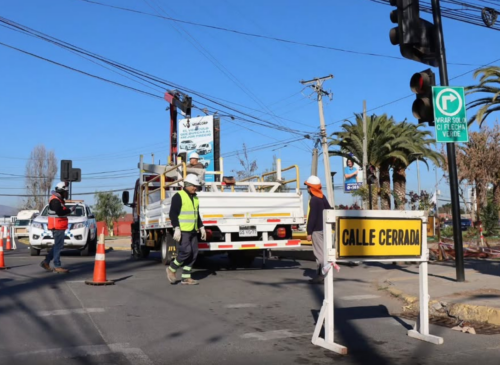 La calle Bulnes de Quillota presenta desvíos de tránsito por trabajos de reparación de una rejilla de aguas lluvias en el sector Copec. Las modificaciones se mantendrán hasta el sábado 4 de julio.
