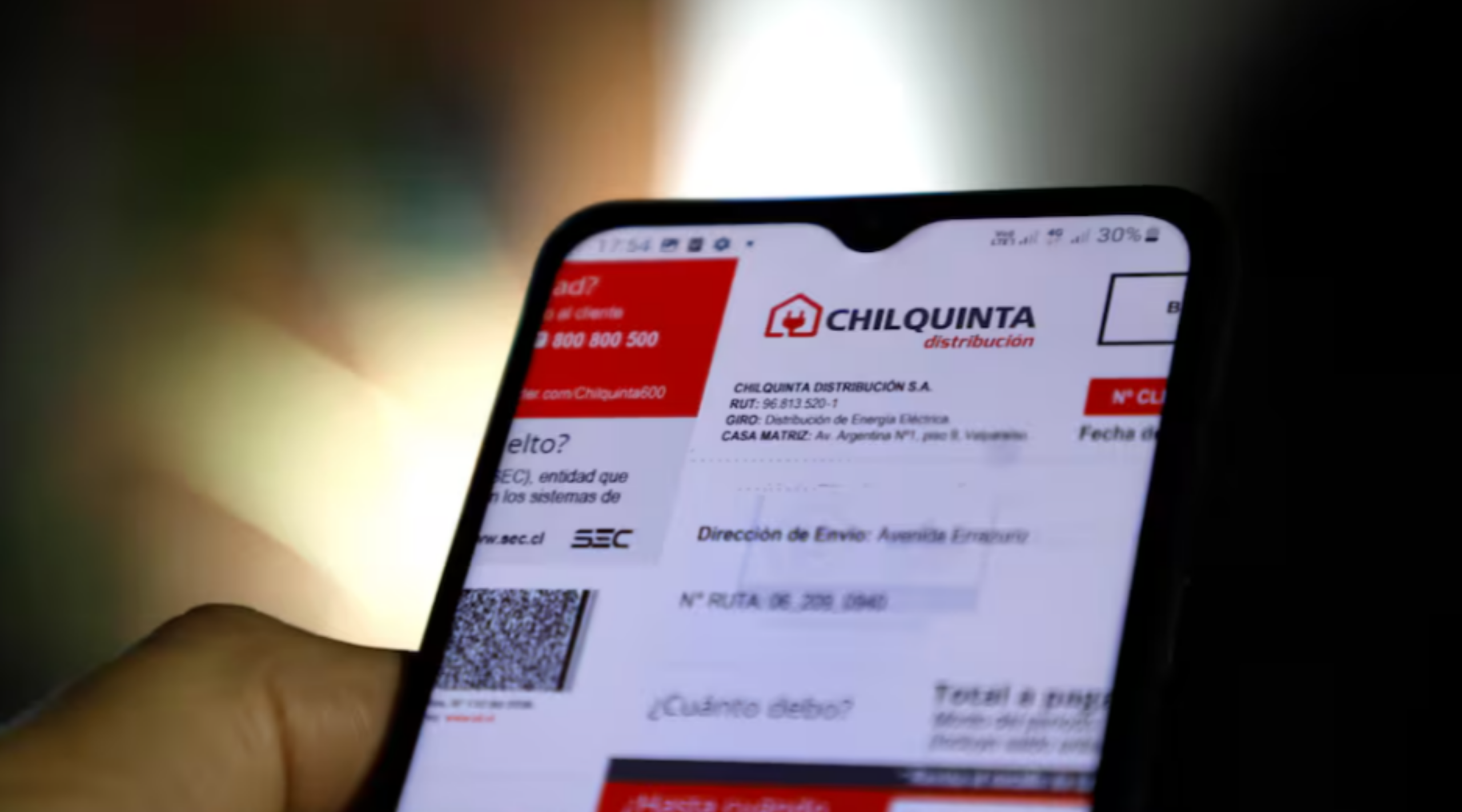 Chilquinta confirmó compensaciones económicas para clientes afectados por prolongados cortes de energía durante el sistema frontal. Revisa quiénes pueden acceder y cómo solicitar el pago.