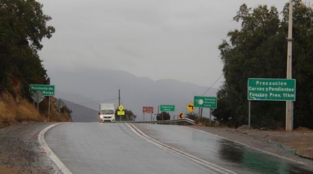 La Cuesta La Dormida fue cerrada preventivamente debido al sistema frontal que afecta a la región de Valparaíso. La medida busca resguardar la seguridad de los conductores ante las intensas lluvias y el riesgo en la ruta.