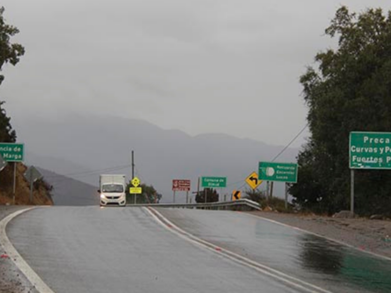 La Cuesta La Dormida fue cerrada preventivamente debido al sistema frontal que afecta a la región de Valparaíso. La medida busca resguardar la seguridad de los conductores ante las intensas lluvias y el riesgo en la ruta.
