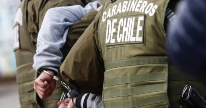 Un estudiante de 15 años fue detenido en un liceo de Panquehue tras agredir a un funcionario municipal y portar un cuchillo de 29 centímetros al interior del establecimiento.